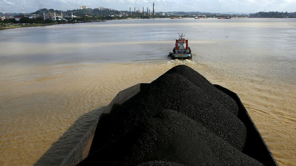 Remolcador con carbón en el río Mahakam