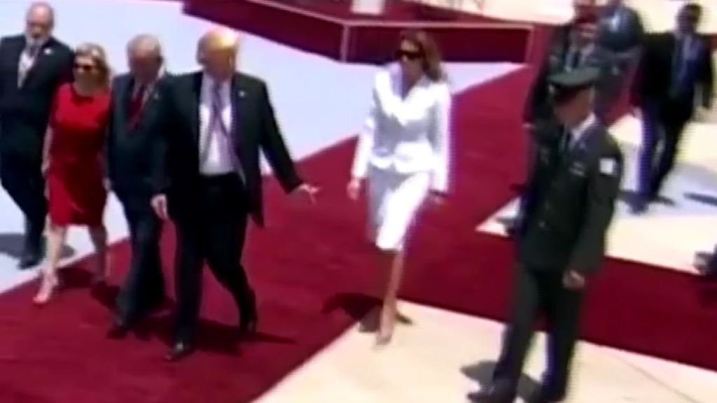 Melania retira la mano de Trump a su llegada a Israel