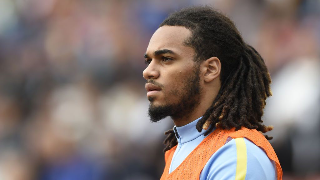 Brutal patada de un futbolista del Manchester City en una pelea callejera en Bruselas Brutal patada de un futbolista del Manchester City en una pelea callejera en Bruselas