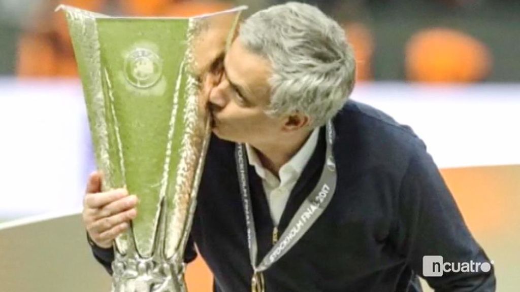 Así celebró Mourinho el 'triplete' del United: todos los gestos del entrenador luso