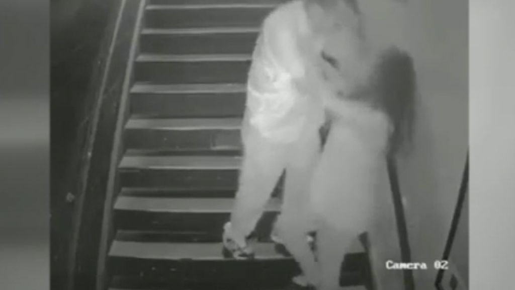 Una cámara de seguridad graba el angustioso momento de un intento de violación en un bar