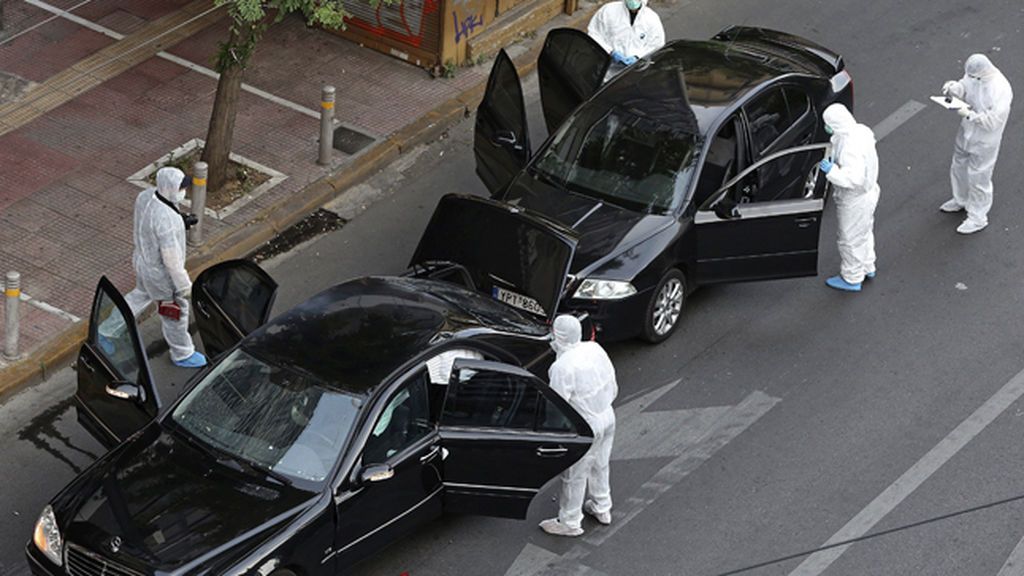 Herido el exprimer ministro griego Papademos tras estallar un artefacto en su coche