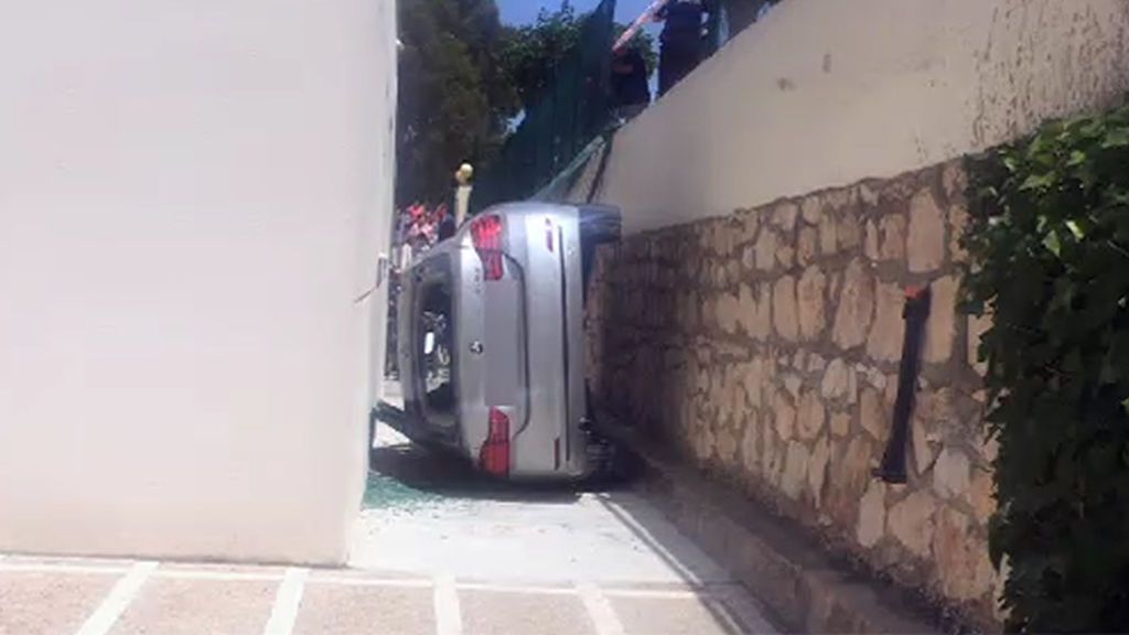 Un conductor se desmaya en el vehículo y cae en el patio de un colegio en Alicante