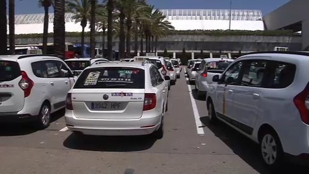 Tremenda bronca entre taxistas y coches con conductor en el aeropuerto de Palma