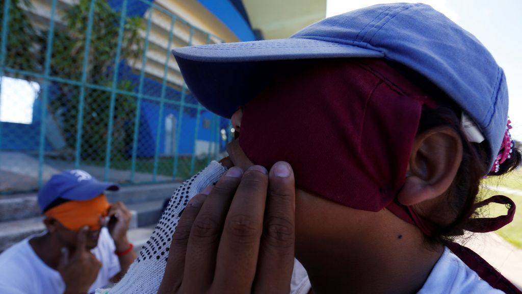 Un grupo de invidentes juega béisbol en Cuba