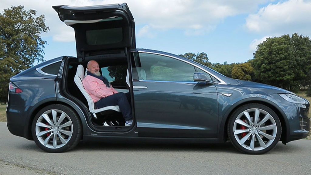 Tesla model X, el futuro del automóvil: un coche con memoria que te va a sorprender hasta para abrir y cerrar la puerta
