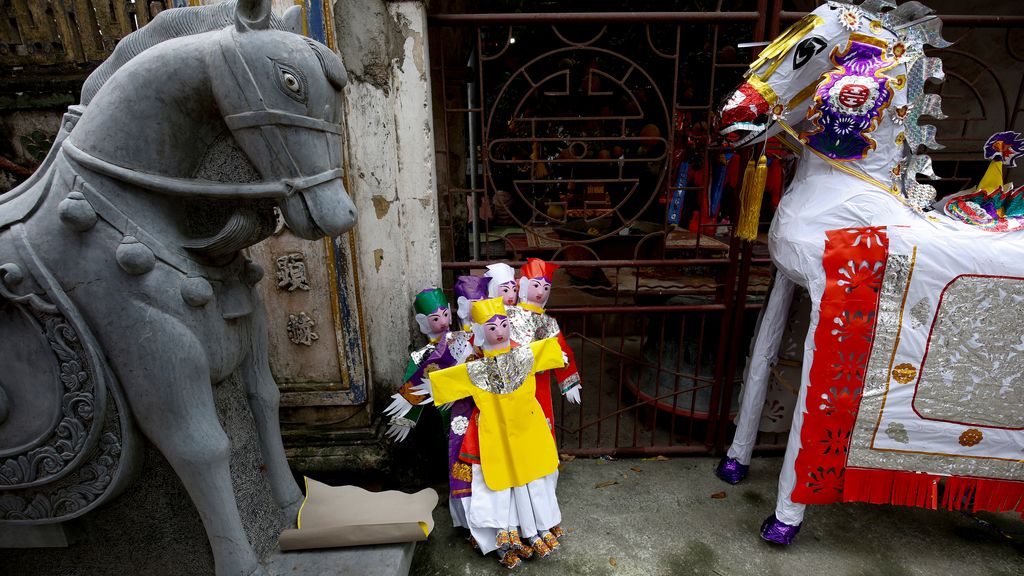 Ofrendas en un templo de Hanoi durante los festejos de Hau Dong