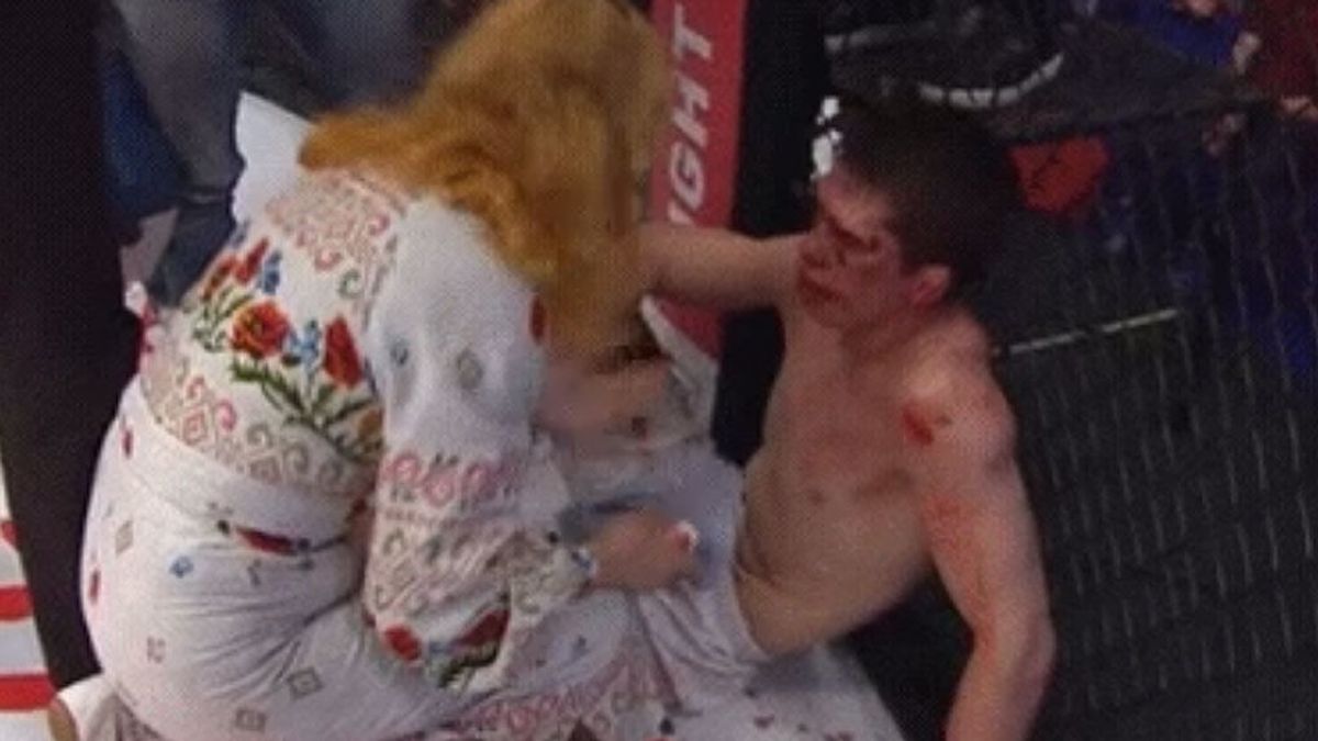 ¿Montaje o vergüenza? Una madre abofetea a su hijo tras un KO brutal en la MMA