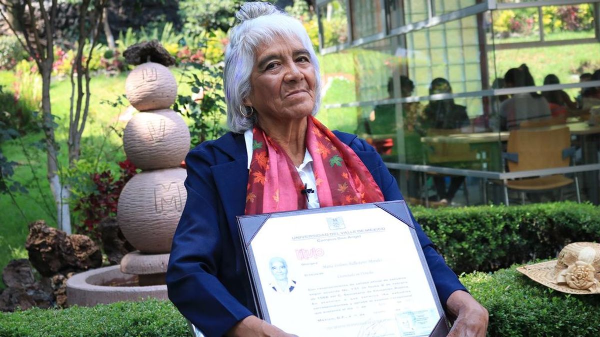 Una anciana de 80 años se gradúa en Derecho y no es su único titulo universitario