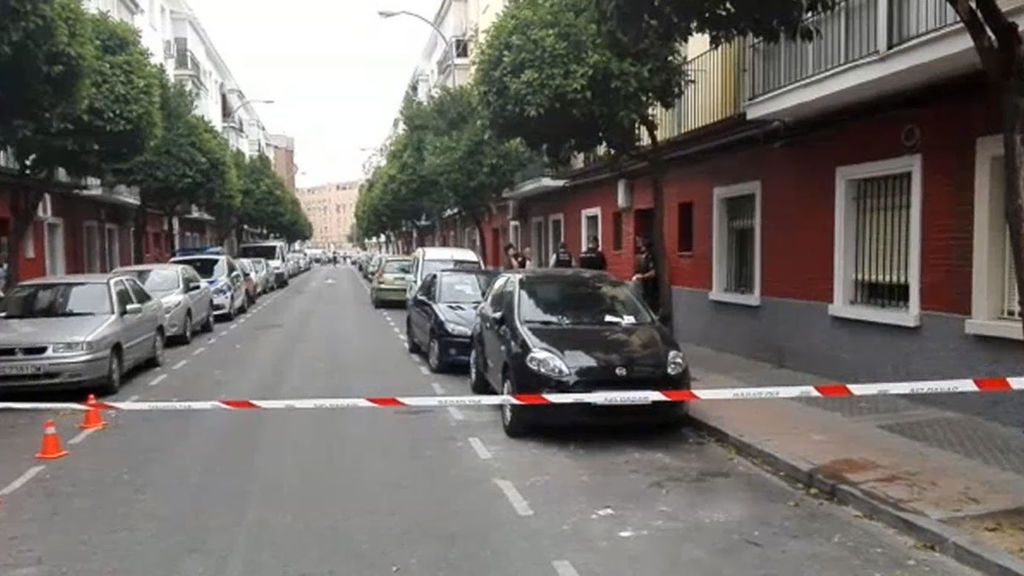 Hallan  a una mujer muerta con un cuchillo clavado en el pecho en Sevilla