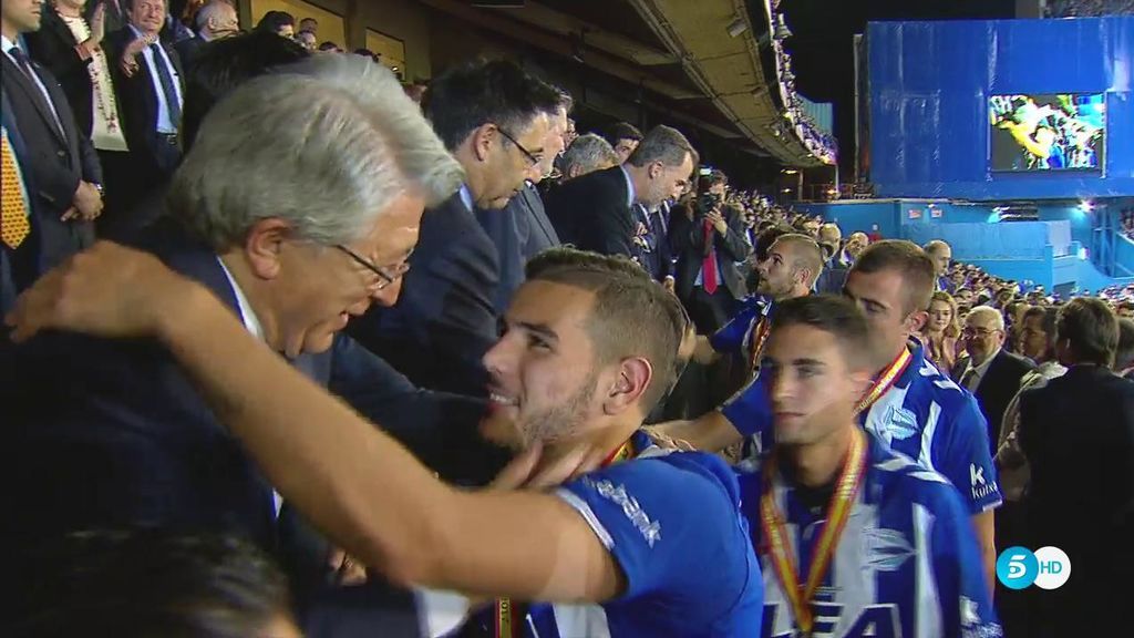 ¡Momentazo atlético! El tierno abrazo de Cerezo a Theo Hernández