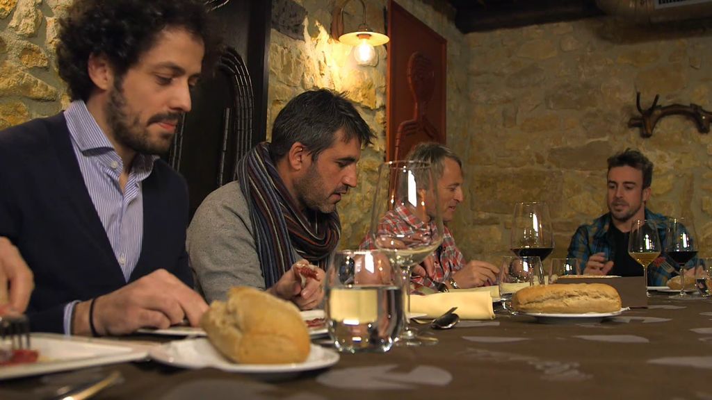 ¡La cena más divertida entre Jesús Calleja y los amigos de Fernando Alonso!