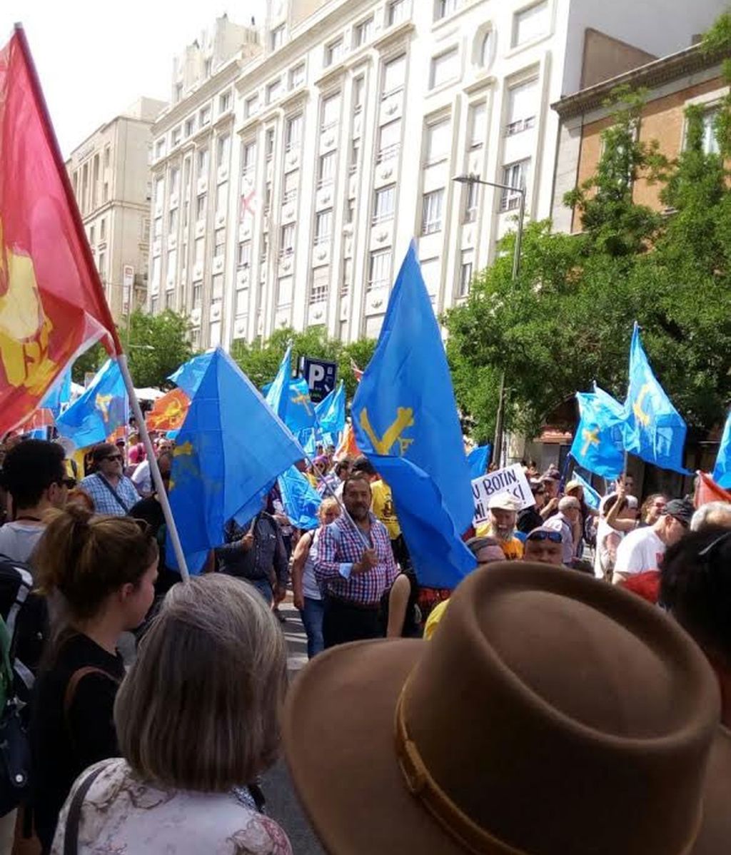 Miles de personas marchan contra el paro y la precariedad en Madrid