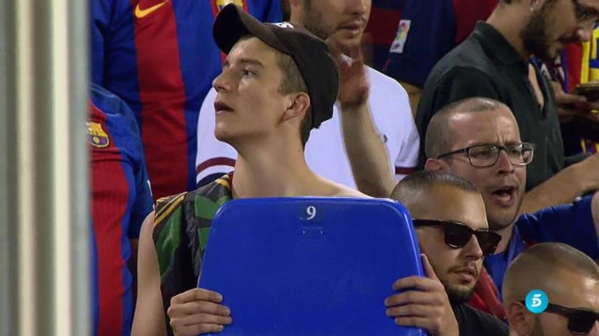 ¡Aficionados del Barça arrancan los asientos del Calderón! La imagen que más indigna a los atléticos