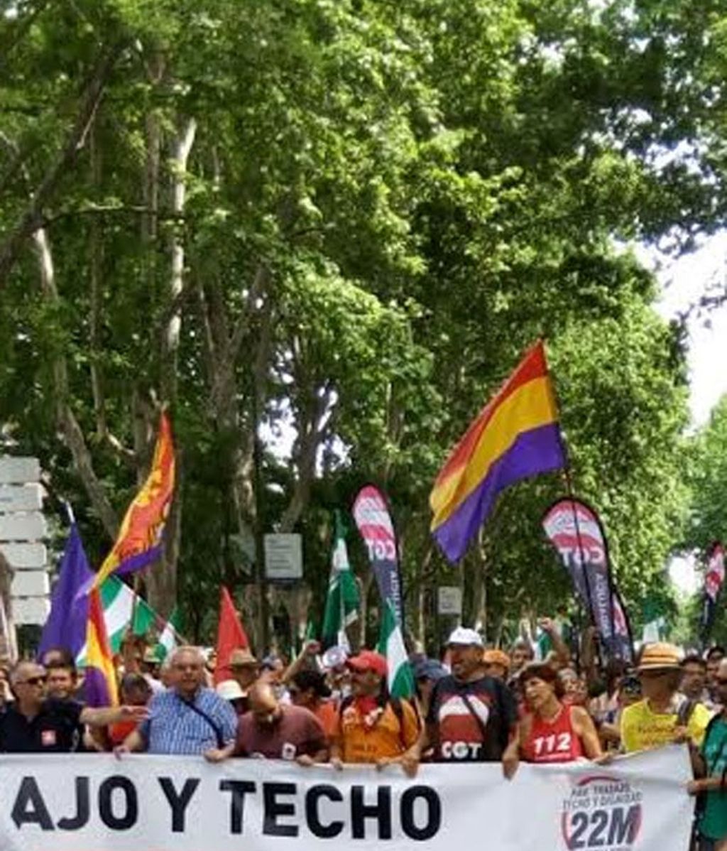 Miles de personas marchan contra el paro y la precariedad en Madrid