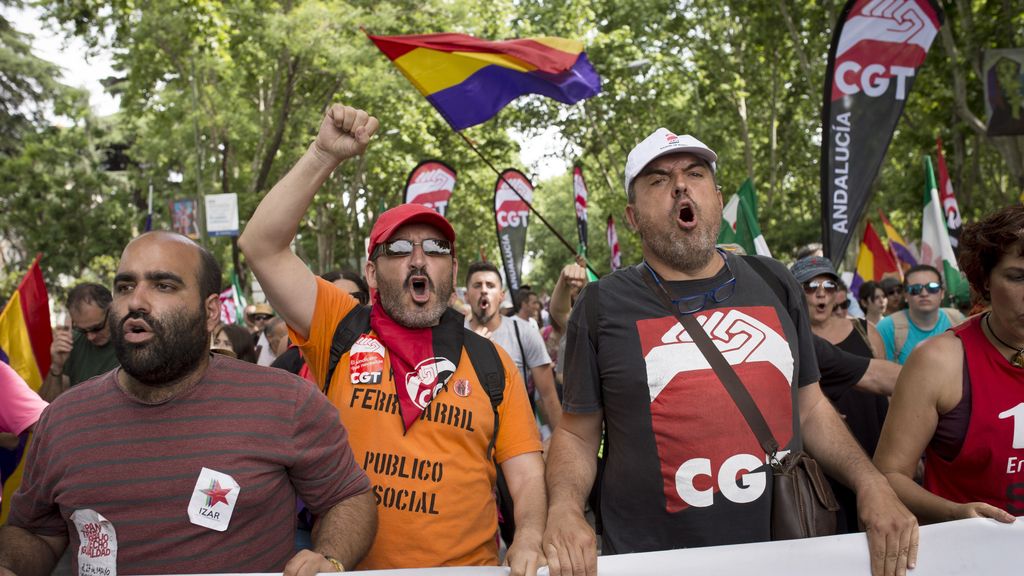 Miles de personas marchan contra el paro y la precariedad en Madrid