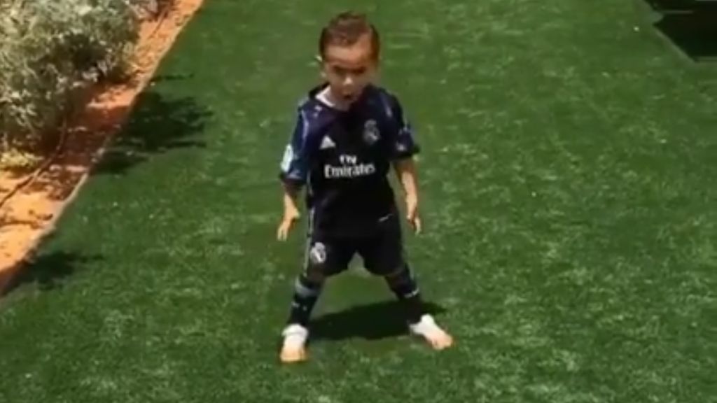 ¡El ‘mini’ Cristiano que enamora en Internet! Celebra, marca y regatea como el portugués ¡El ‘mini’ Cristiano que enamora en Internet! Celebra, marca y regatea como el portugués