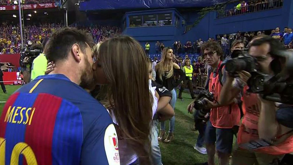 ¡Momento romántico! Así ha sido el beso más tierno entre Messi y Antonella sobre el césped