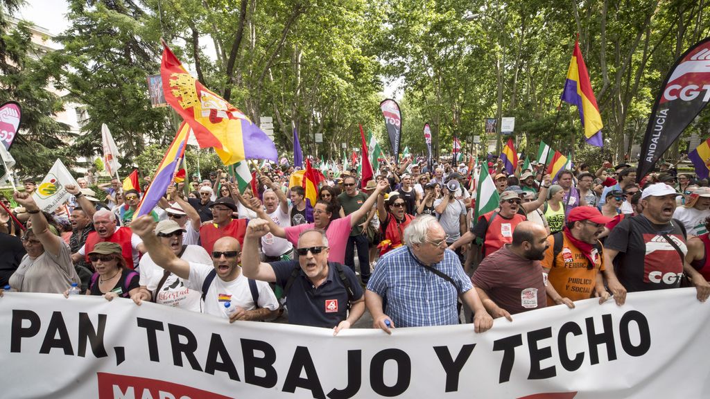 Miles de personas marchan contra el paro y la precariedad en Madrid