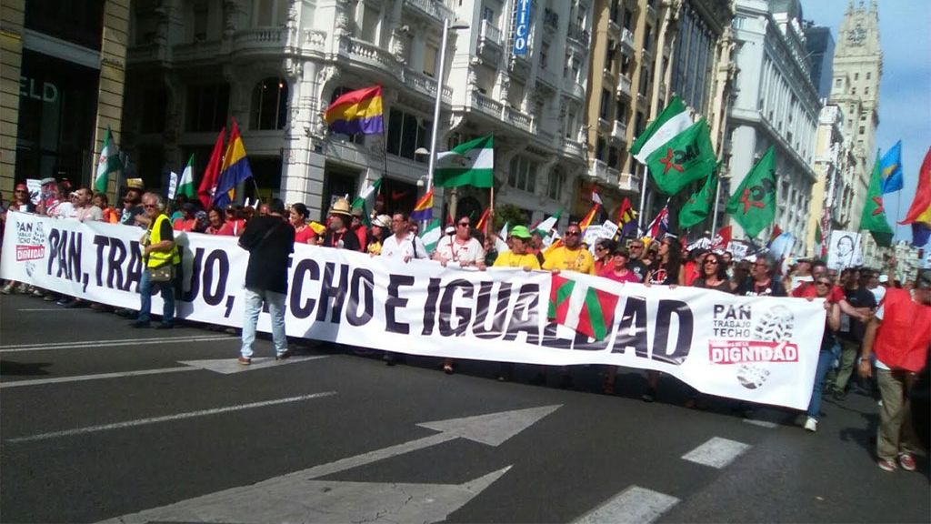 Miles de personas marchan contra el paro y la precariedad en Madrid