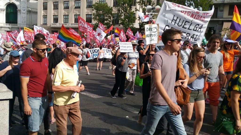 Miles de personas marchan contra el paro y la precariedad en Madrid