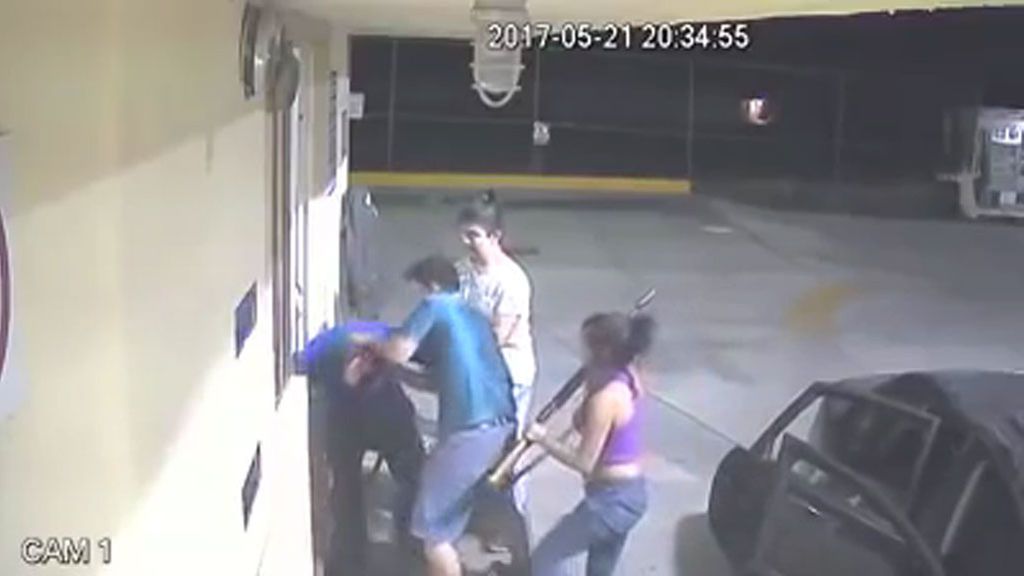Una mujer armada con un rifle encabeza un asalto en una gasolinera