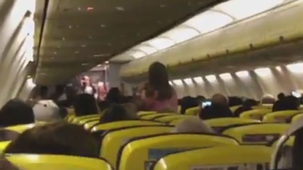 Un azafato anima a los pasajeros en pleno vuelo con su propia versión de ‘Despacito’