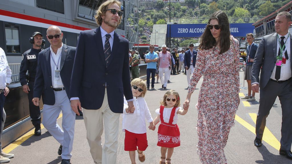 Andrea y Tatiana Santo Domingo, con los pequeños Sasha e India