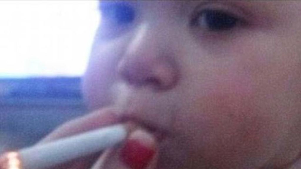 La imagen de un bebé fumando que enfurece Internet