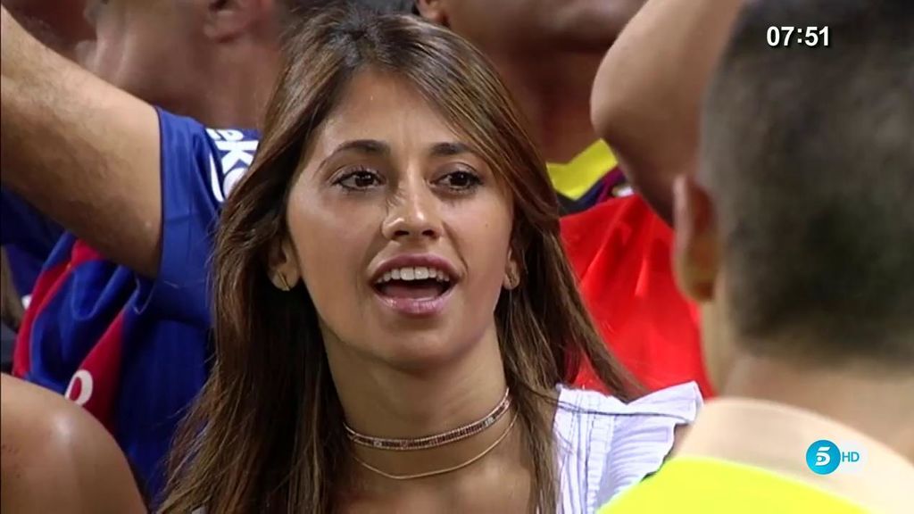 La mujer de Messi, orgullo de los culés: así cantó Antonella el himno del Barça en la Copa