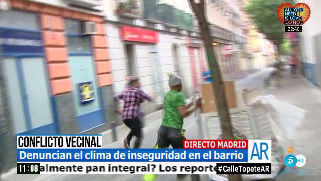 El equipo de 'El programa de AR', agredido en directo en un barrio conflictivo de Madrid