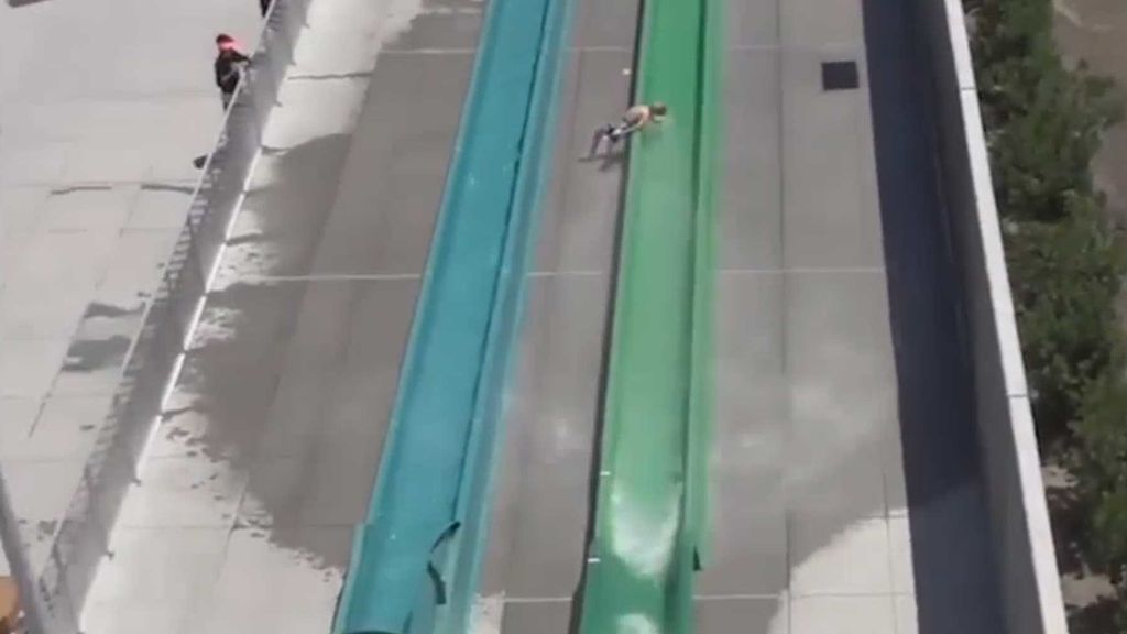 Un niño sale despedido de un tobogán en un parque acuático en EEUU