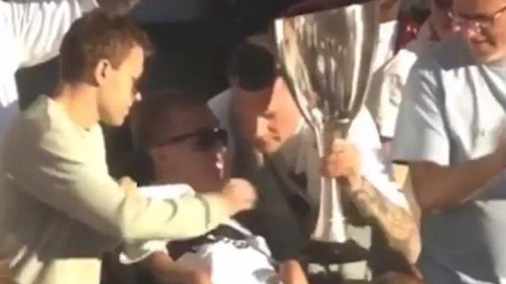 ¡Emoción a flor de piel! El Copenhague deja que un hincha con discapacidad levante la Copa