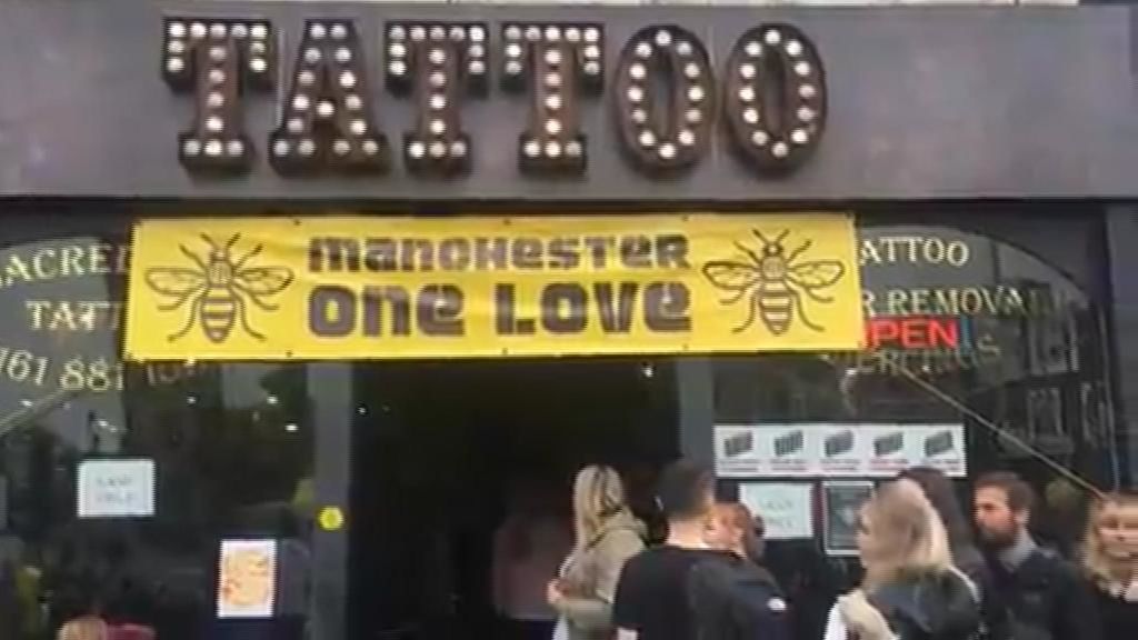 Tatuarse una abeja: el gesto solidario en Manchester