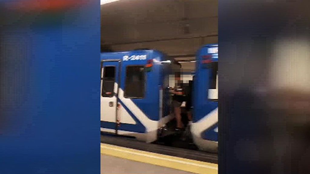 Dos menores viajan entre los acoples de los vagones del Metro de Madrid