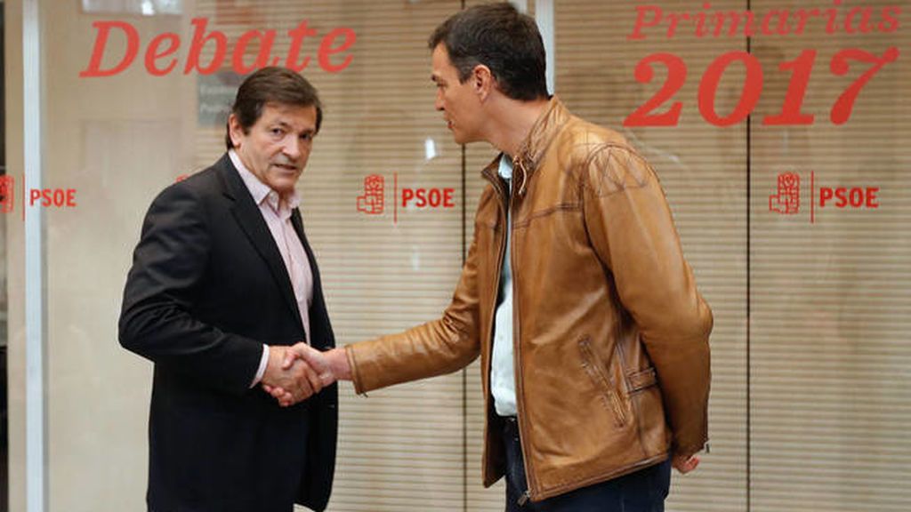 Pedro Sánchez se reúne con Javier Fernández para definir la postura en la moción de Podemos