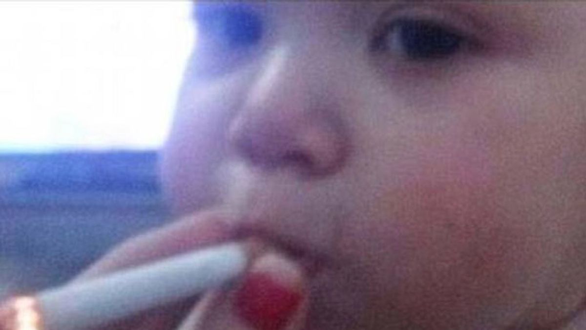 La imagen de un bebé fumando que enfurece Internet