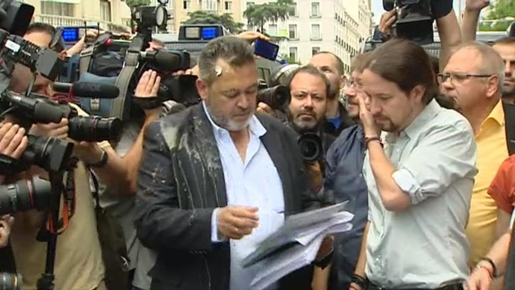Iglesias se libra por los pelos de un huevazo en la manifestación de los taxistas