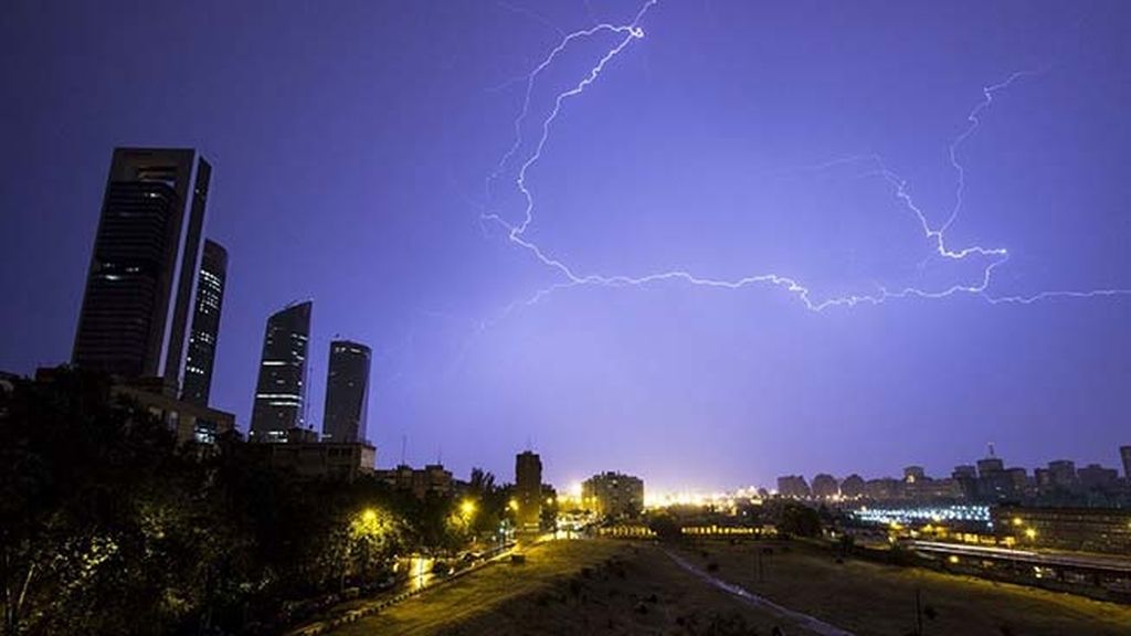 El cielo eléctrico de Madrid inunda las redes sociales de auténticos fotones