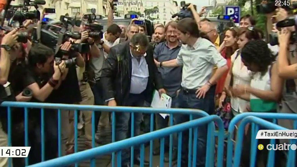 Los manifestantes lanzan un huevo al presidente de la Federación del Taxi y a Pablo Iglesias