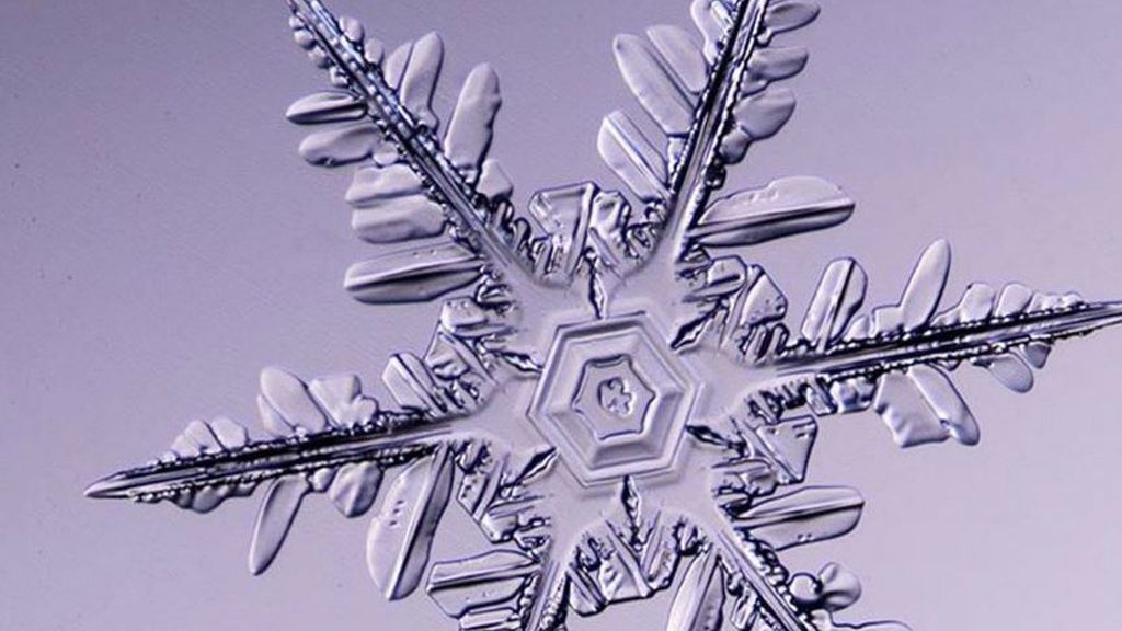 Todos los copos son hexagonales, pero es prácticamente imposible encontrar dos iguales