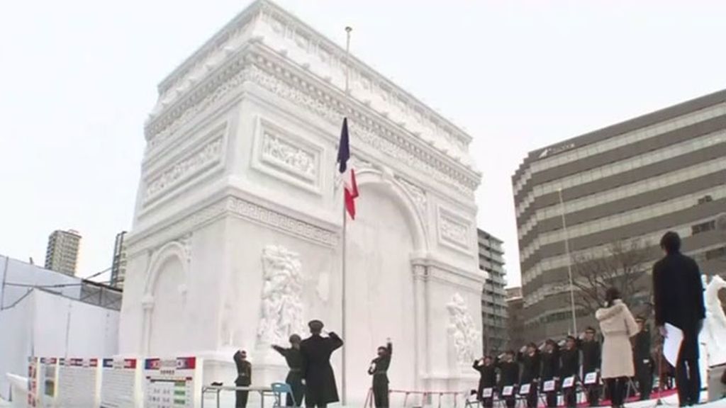 Se iza la bandera francesa en una breve ceremonia frente al monumento congelado