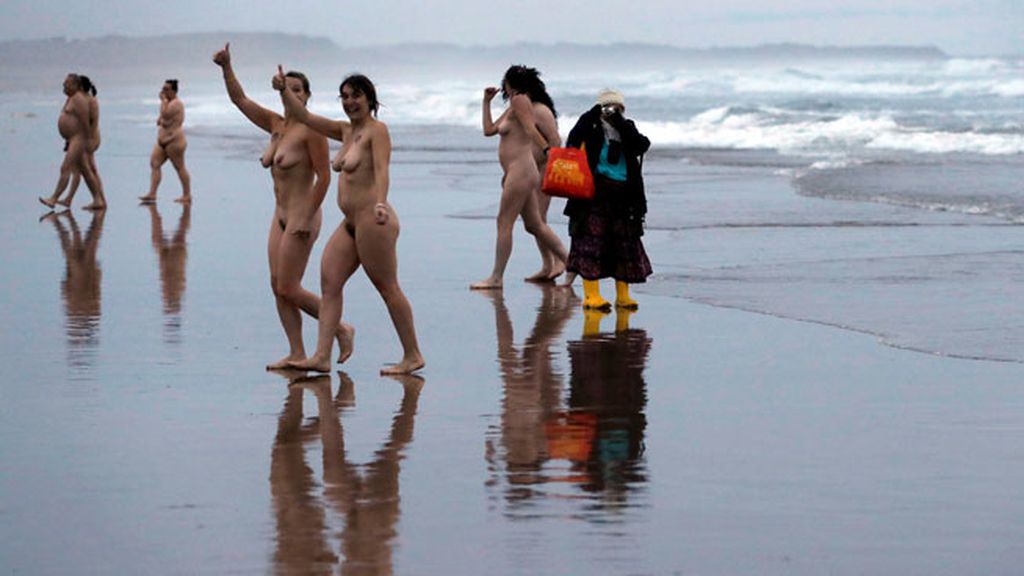 Desnudos en agua helada: así se celebra el 'post-equinoccio' en el Mar del Norte