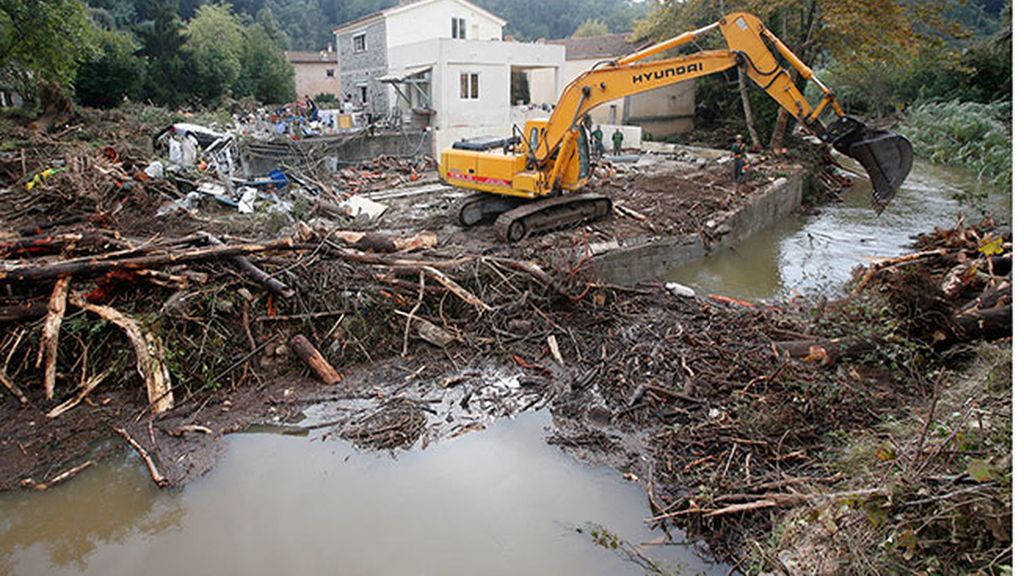 Una grúa retira escombros en Biot (Francia)