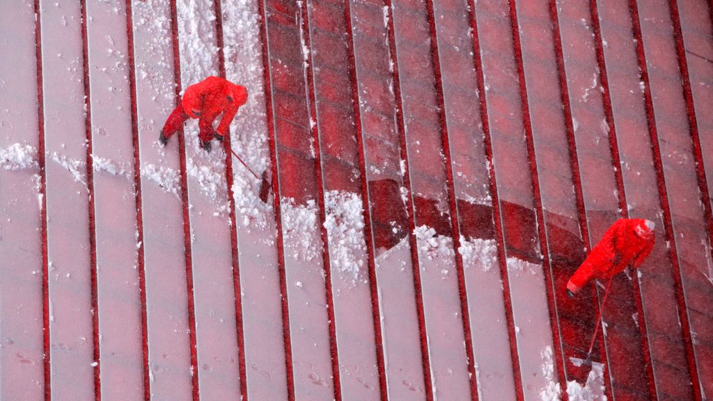 La ciudad está con vuelos cancelados, servicios mínimos y locales cerrados