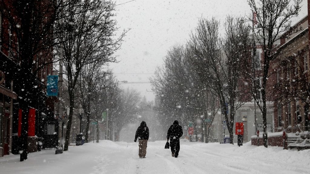 La ciudad está con vuelos cancelados, servicios mínimos y locales cerrados