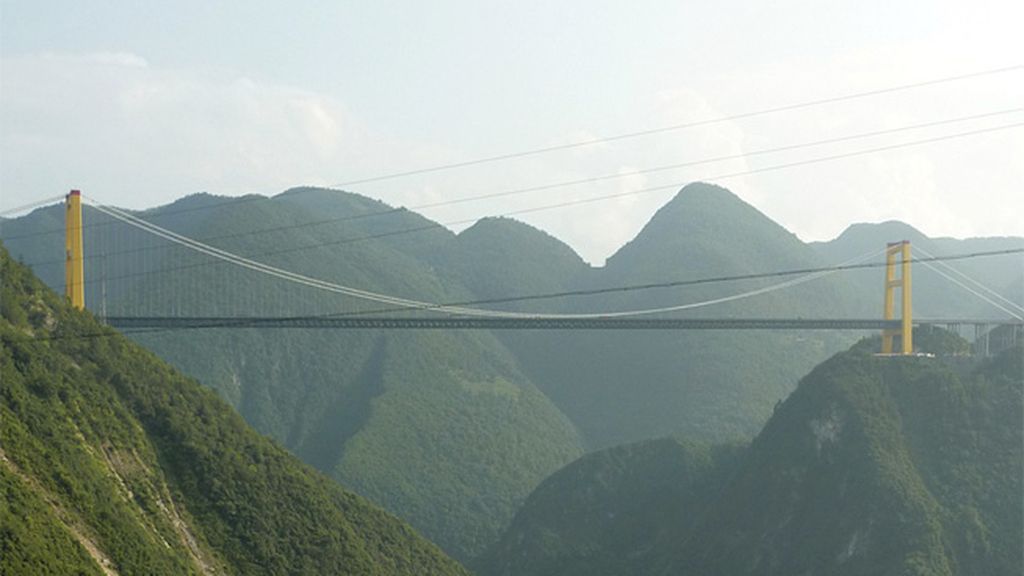 Para emociones fuertes, el Sidhue River Bridge en China
