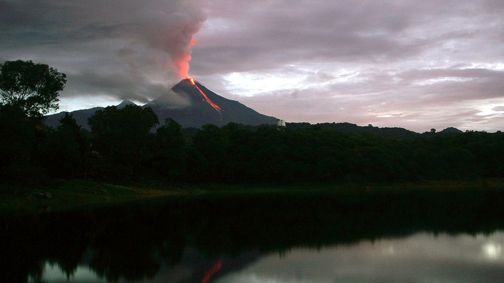 ¿Por qué hay tantos volcanes activos en erupción?