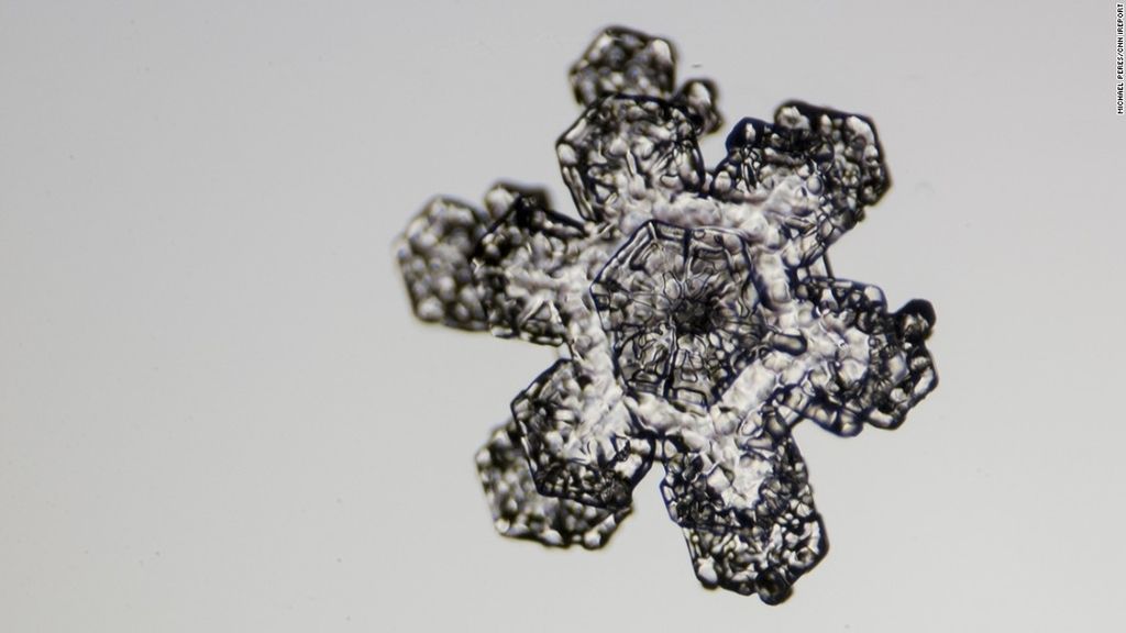 Todos los copos son hexagonales, pero es prácticamente imposible encontrar dos iguales