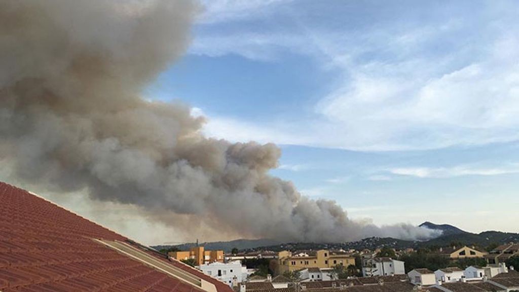 ¡Terrible incendio en Jávea! Las imágenes del desastre inundan las redes